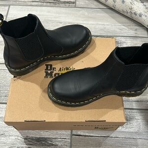2976 Dr. Martens Chelsea Boots